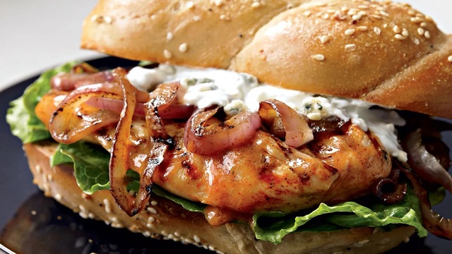 Buffalo Bleu Sandwich – Spicy & Tangy Chicken Flavor