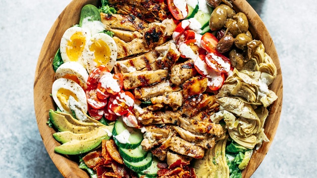 Chicken Cobb Salad – Fresh & Protein-Packed Classic