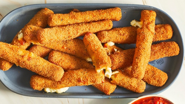 Mozzarella Sticks – Crispy & Cheesy Golden Snack